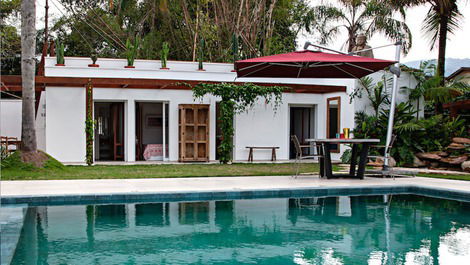 Residencia na praia de Juquehy 180 mts da praia.