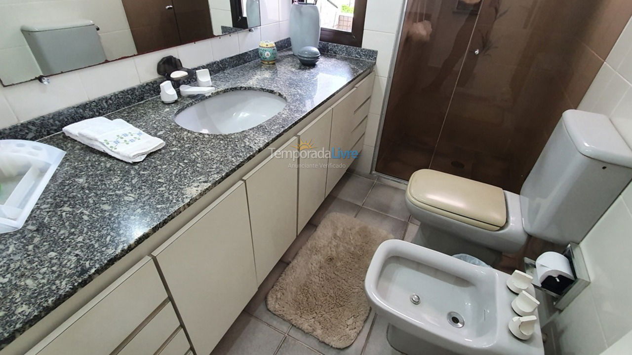 Apartamento para aluguel de temporada em Guarujá (Pitangueiras)