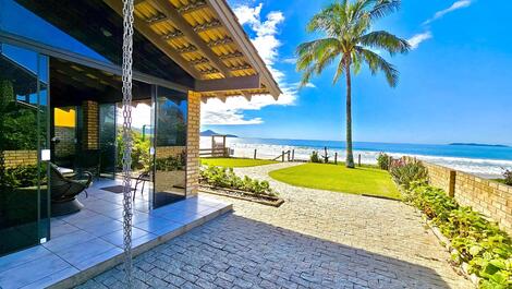 House facing the sea on Mariscal Beach