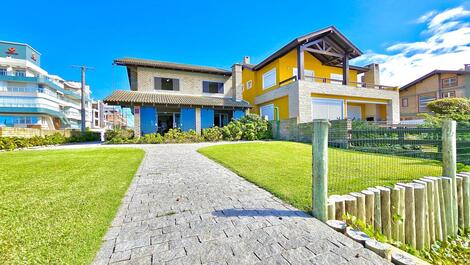 House facing the sea on Mariscal Beach