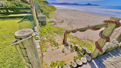 House facing the sea on Mariscal Beach