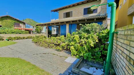 House facing the sea on Mariscal Beach