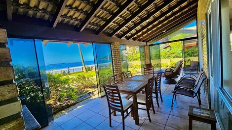 House facing the sea on Mariscal Beach