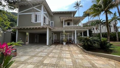 Casa fuera de condominio en la playa de Juquehy, a 50 metros de la playa.