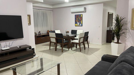 Apartamento 3 suites 2 espacios Meia Praia SC