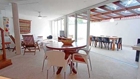 House in condominium facing the sea in Barra do Una - New Year's Eve