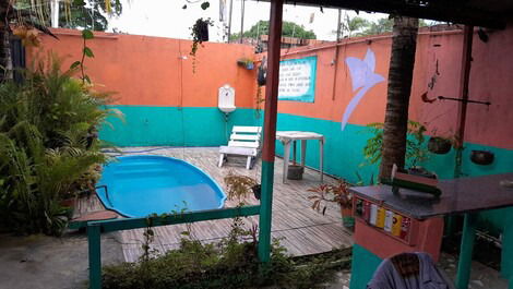 Aluga quartos com tv,frigobar,banheiro dentro no hospedagem c piscina