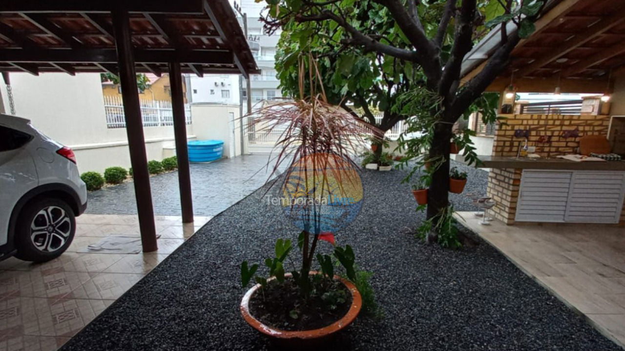 Casa para aluguel de temporada em Bombinhas (Praia de Bombas)