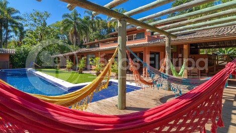 Casa com Área Gourmet, Piscina, Campo de Futebol