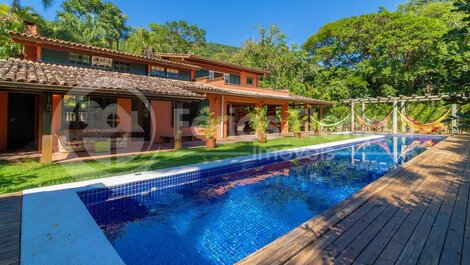 Casa com Área Gourmet, Piscina, Campo de Futebol