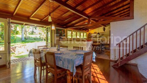 Casa com Área Gourmet, Piscina, Campo de Futebol