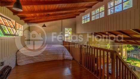 Casa com Área Gourmet, Piscina, Campo de Futebol