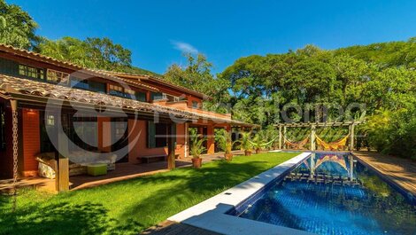 Amplia Casa Área Gourmet, Piscina, Cancha de Futbol y Amplio Jardín