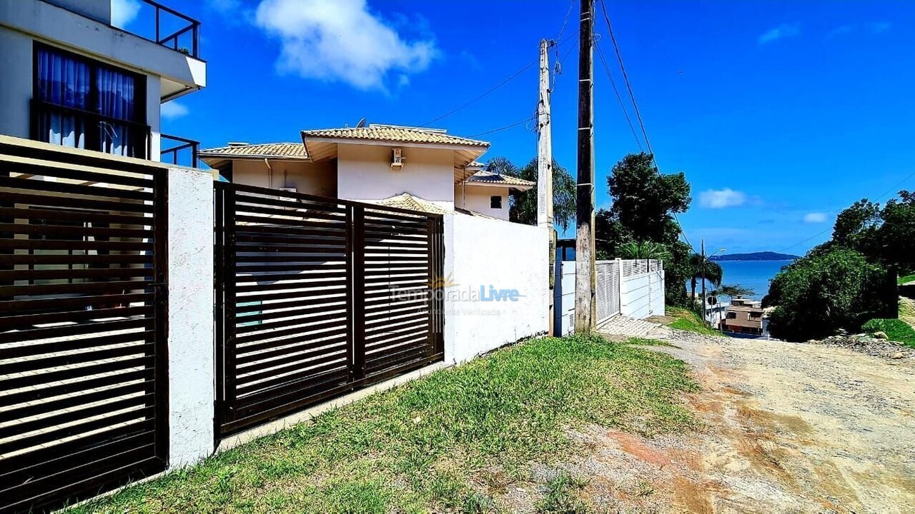 Casa para aluguel de temporada em Bombinhas (Praia de Zimbros)