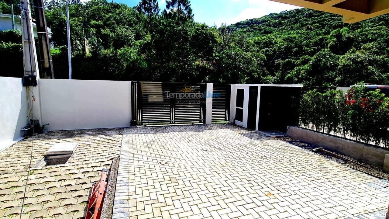 Casa para aluguel de temporada em Bombinhas (Praia de Zimbros)