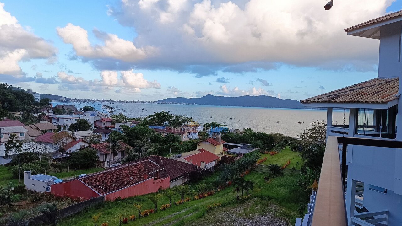 Casa para aluguel de temporada em Bombinhas (Praia de Zimbros)