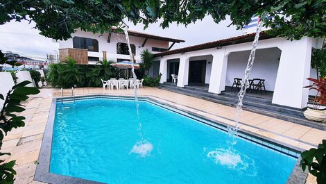 House with Pool and Party Room 3km from the Waterfront