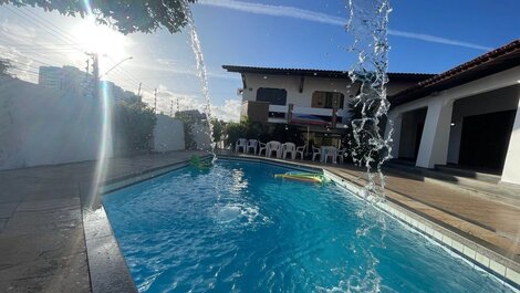 House with Pool and Party Room 3km from the Waterfront