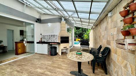 Linda casa a 600 metros da praia em Riviera de São Lourenço