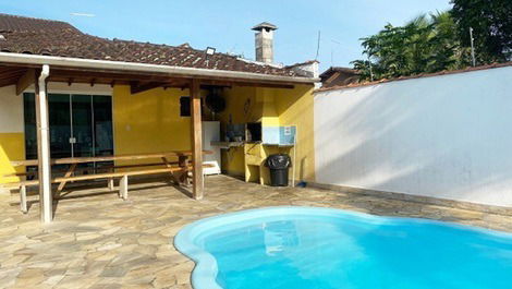 HOUSE WITH POOL FOR 16 TO 20 people.- WIFI- 300 M from Praia Sapê - Ubatuba