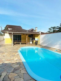 HOUSE WITH POOL FOR 16 TO 20 people.- WIFI- 300 M from Praia Sapê - Ubatuba