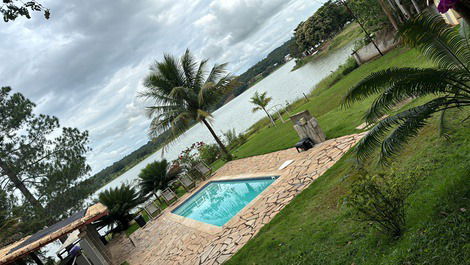 Mansión a orillas del lago Corumbá