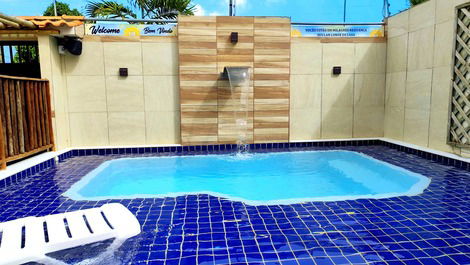 Piscina com espreguiçadeira 