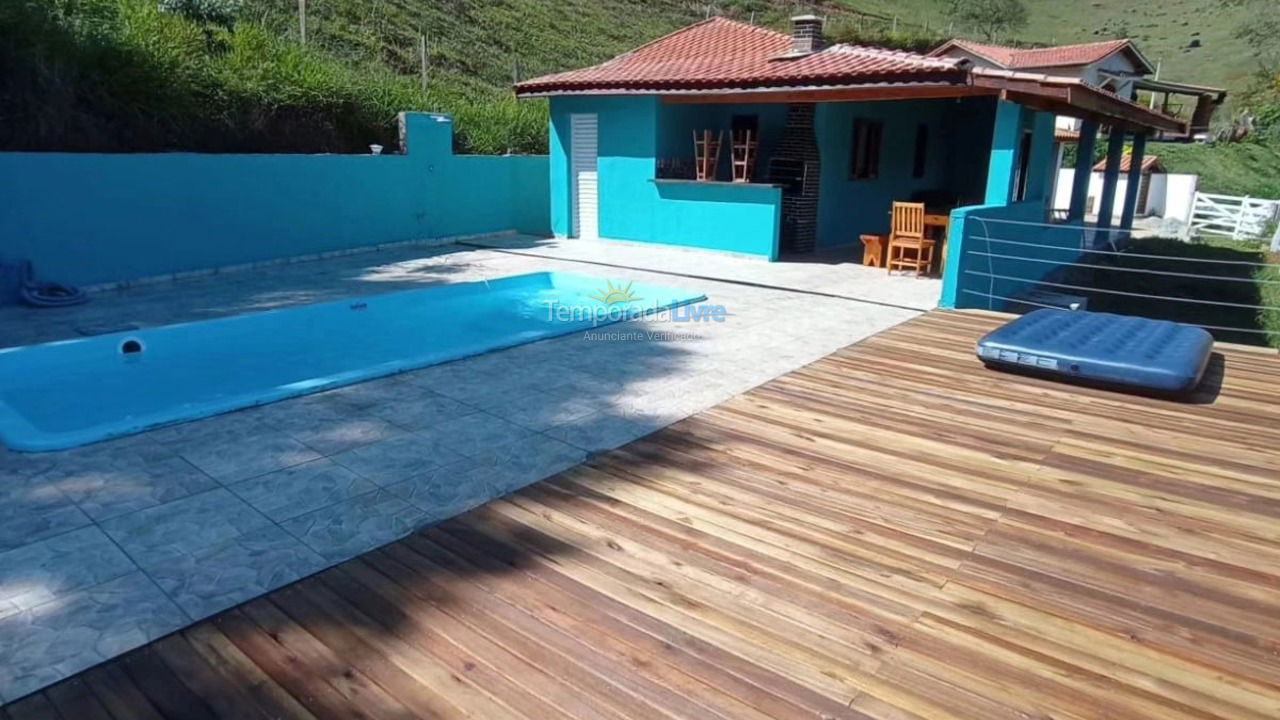 Casa para aluguel de temporada em São Bento do Sapucaí (Bairro do Pinheiro)