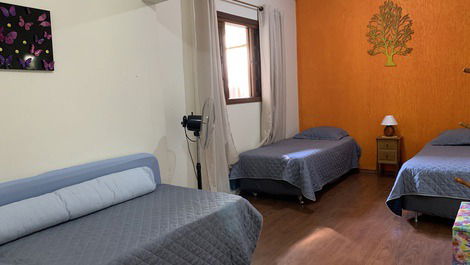 Quarto de solteiros que pode também ser transformado com cama de casal.