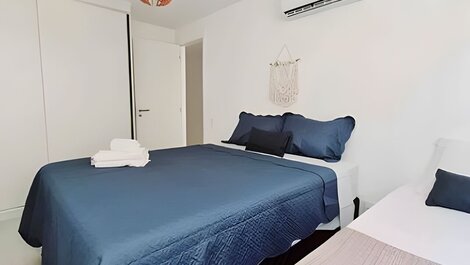 Quarto triplo com ar condicionado