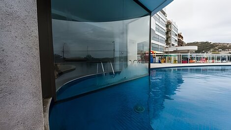 204 Apto em prédio com vista lateral da praia e piscina