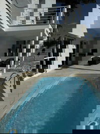 Casa de playa a cuadra del mar con piscina, aire acondicionado, TV y WI FI