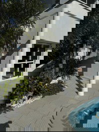 Casa de playa a cuadra del mar con piscina, aire acondicionado, TV y WI FI