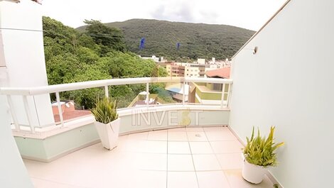 Ático en alquiler con piscina y vista al mar