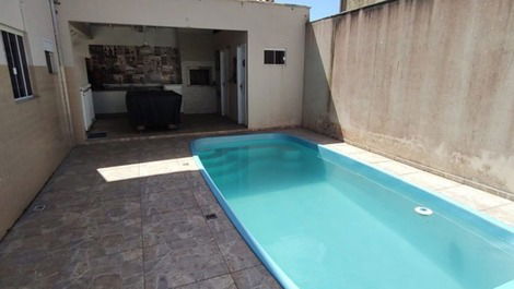 Excelente casa adosada con piscina, billar, 2 dormitorios con aire acondicionado.