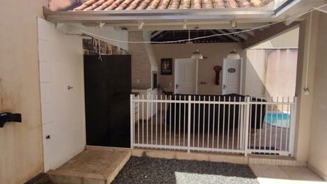 Excelente casa adosada con piscina, billar, 2 dormitorios con aire acondicionado.