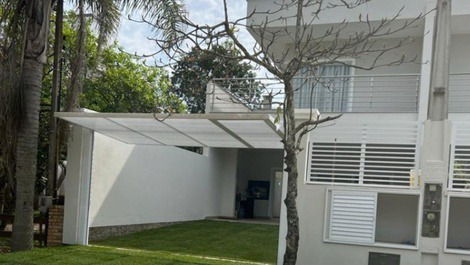 Excelente casa con 3 suites a 250m de la playa Mariscal, en Bombinhas