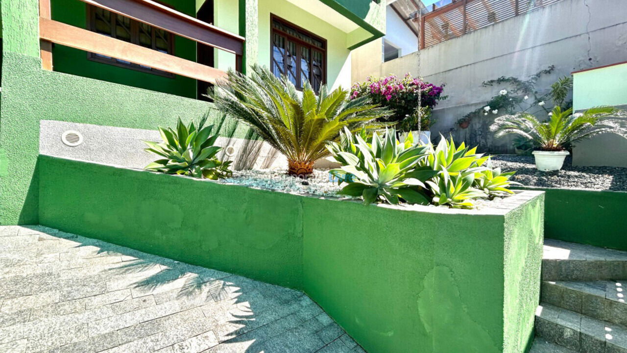 Casa para aluguel de temporada em Bombinhas (Praia de Zimbros)