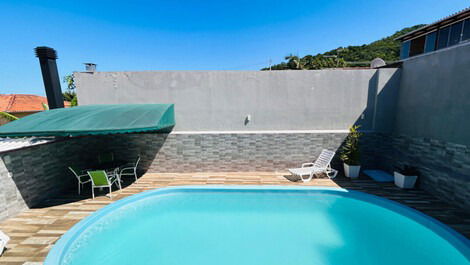 Casa ampla com Piscina, à 500m da praia de Zimbros, Bombinhas