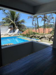 Casa con piscina, billar, aire acondicionado y vistas a la playa.