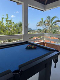 Casa con piscina, billar, aire acondicionado y vistas a la playa.