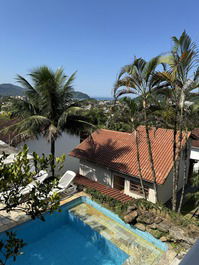 Casa con piscina, billar, aire acondicionado y vistas a la playa.