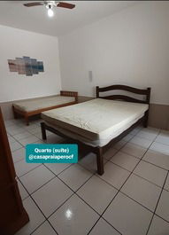 Quarto com 1 cama de casa, 1 cama de solteiro e 1 colchão extra de casal 