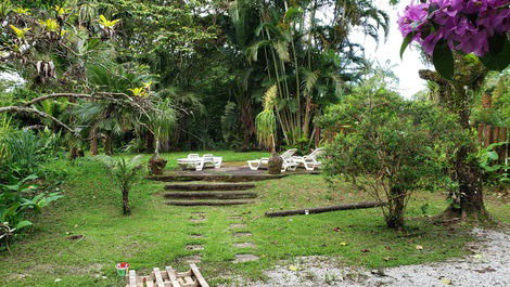 Casa de praia com um jardim aconchegante dentro da mata atlântica