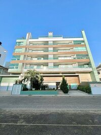 Apartment with a privileged location close to the sea, shops...