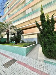 Apartment with a privileged location close to the sea, shops...