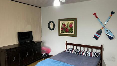 Aconchegante casa com 2 quartos com AC, WI-FI, 50m do mar