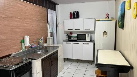 Aconchegante casa com 2 quartos com AC, WI-FI, 50m do mar