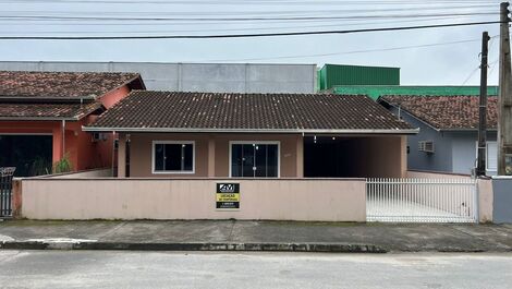 Ótima casa contendo 2 quartos com AC, WI-FI, churrasqueira