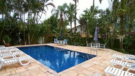 4 bedrooms, swimming pool and barbecue area. 3 vacancies. 100 meters to the beach